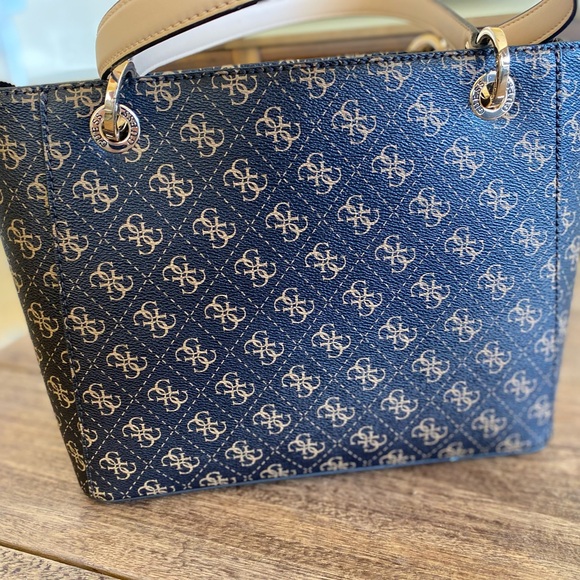 Guess Handbag NWOT Released 2024 - Picture 8 of 15